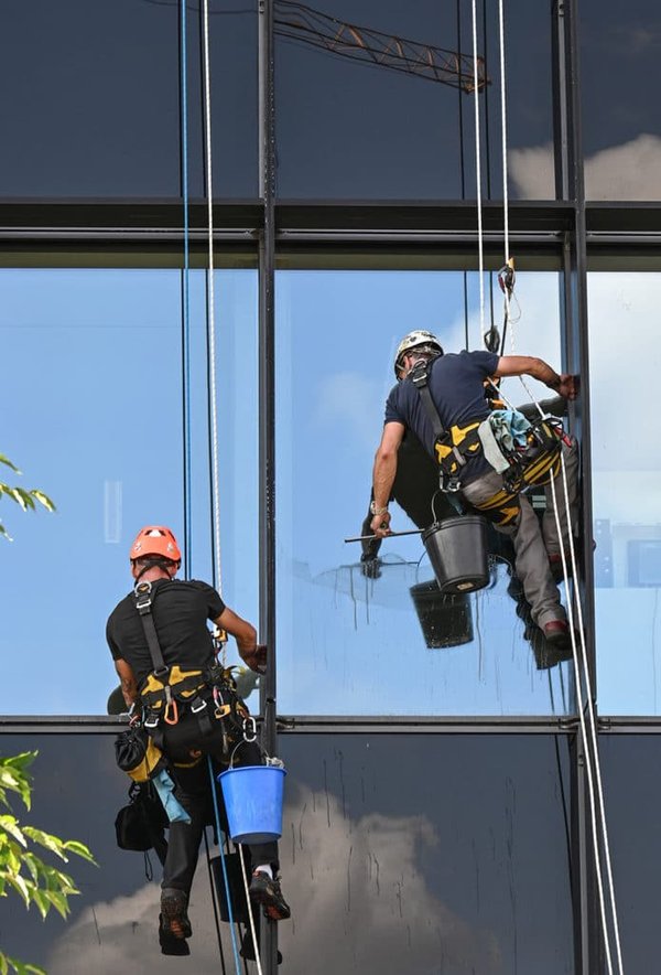 Pourquoi confier vos vitres en hauteur à un professionnel ?